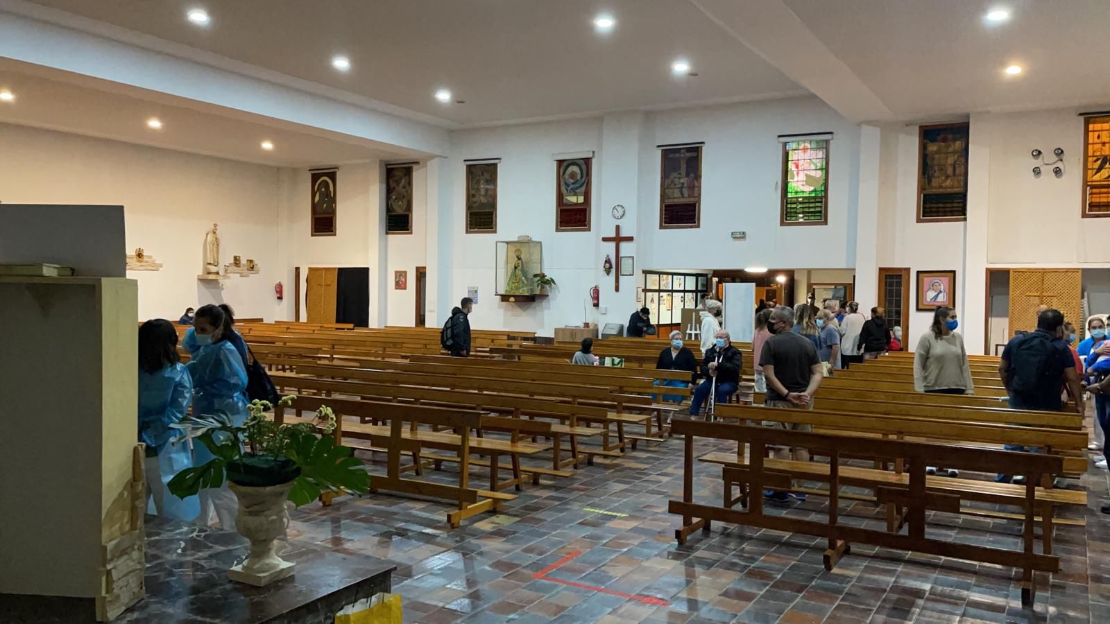 Los vecinos desalojados de un edificio de Ofra se refugian en la parroquia San Antonio de Padua, en Las Retamas.