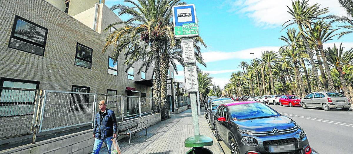 La parada del autobús interurbano situada en estos momentos junto al Hospital General de Elche.