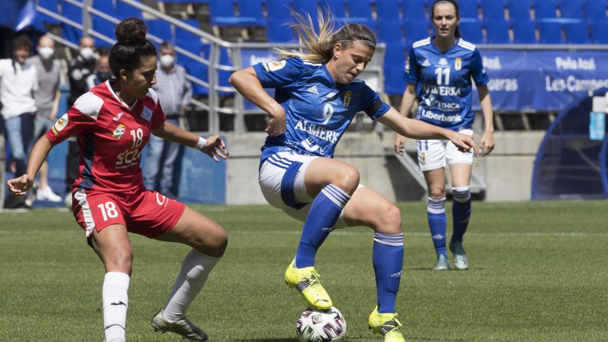 La gallega Carlota Suárez, con el Oviedo en el Tartiere. |  // MIKI LÓPEZ