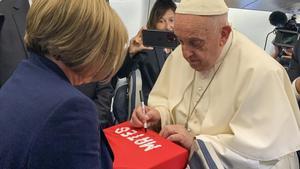 El papa Francisco firma una camiseta de fútbol con el nombre de Mateo, el niño asesinado en Mocejón