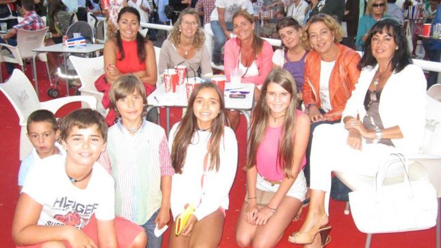 Por la izquierda, Laura Fanjul, Ana Álvarez, Marta Garrido, Laura Álvarez, Isabel González y Belén Rivero con sus hijos. / t. t.