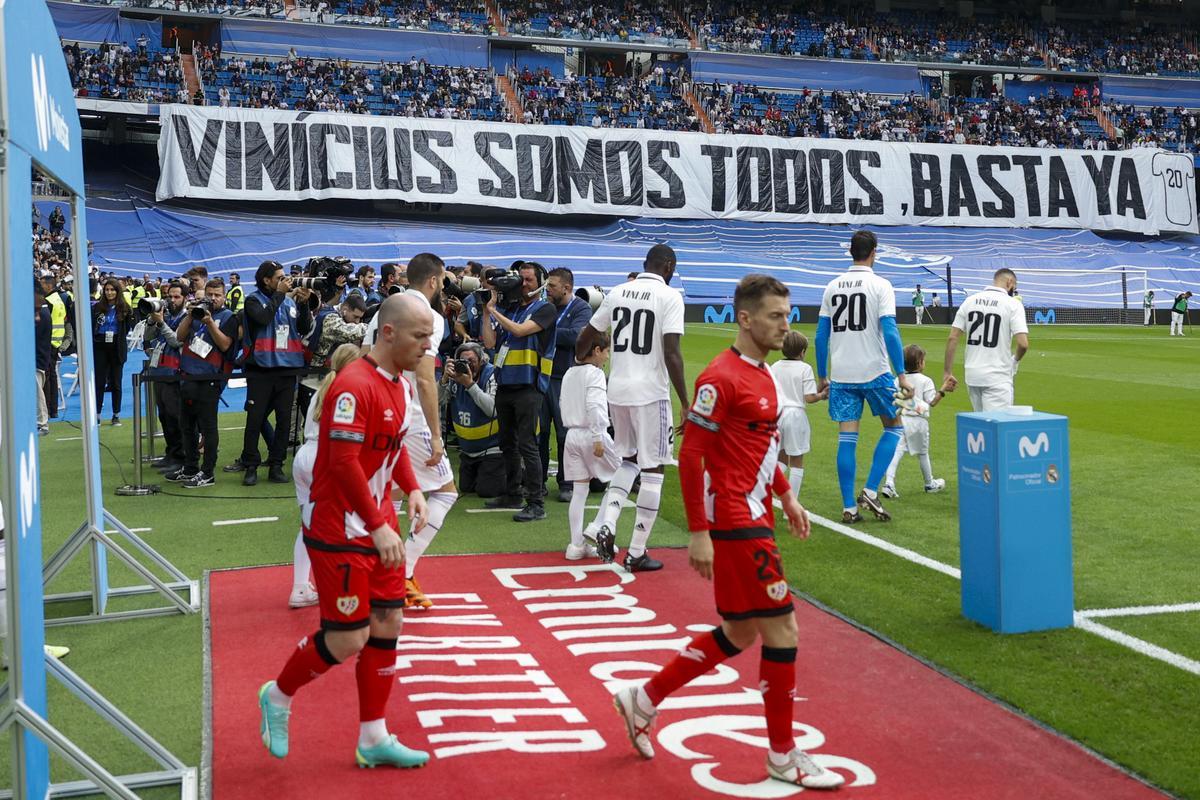 MADRID, 24/05/2023.- Los jugadores de ambos equipos entran al terreno de juego este miércoles, en un partido de LaLiga entre el Rayo Vallecano y el Real Madrid, en el estadio Santiago Bernabéu de Madrid. EFE/ Rodrigo Jiménez