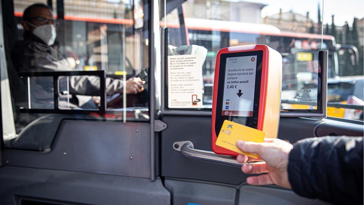 Pago con tarjeta bancaria en un autobús de Barcelona.