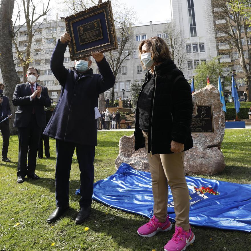 Los padres de Echeverría, con la placa en recuerdo de su hijo