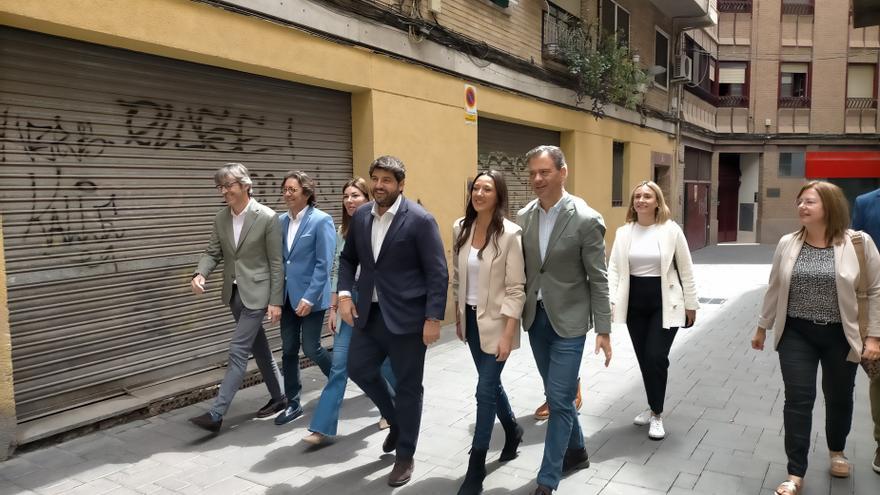 El candidato del PP a la Presidencia de la Región de Murcia, Fernando López Miras, se dirige a hacer un balance de su campaña
