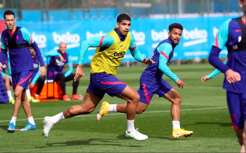 Araujo, en un entrenamiento con el Barça en la ciudad deportiva de Sant Joan Despí.