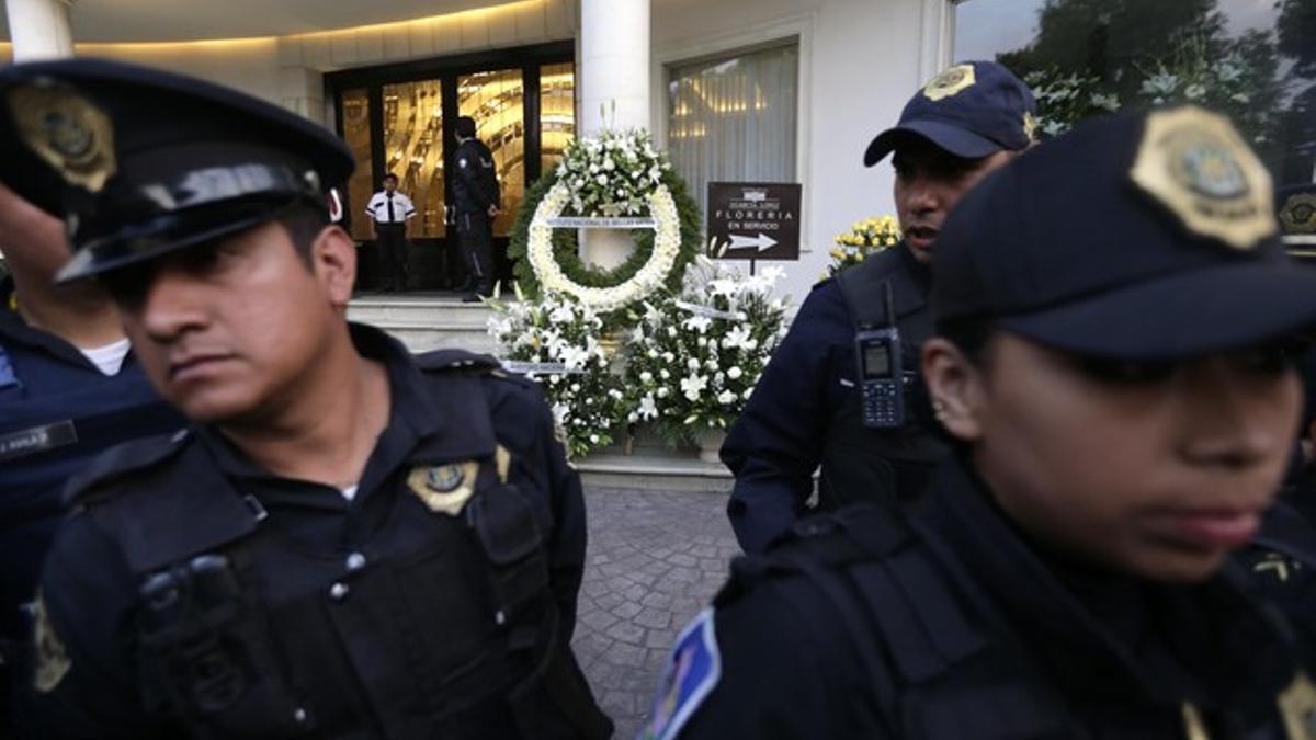 Policías bloquean el acceso al palacio de las Bellas Artes, donde México rendirá homenaje a García Márquez