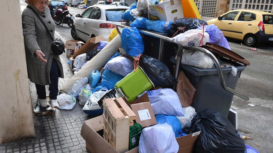 Las calles de A Coruña se llenan de basura tras los sabotajes y el Carnaval