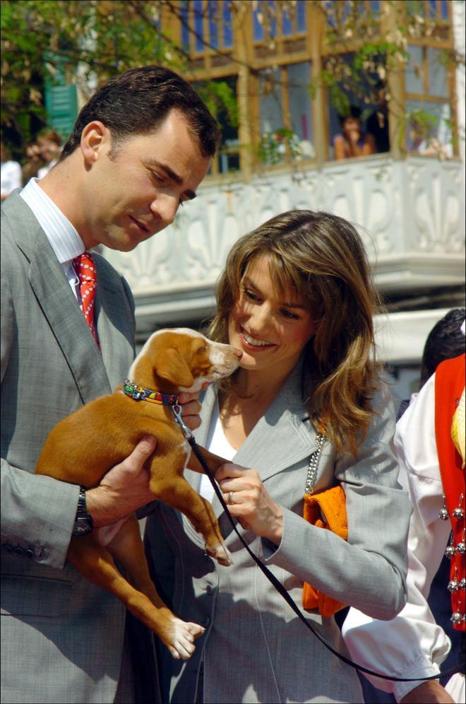 Felipe y Letizia en 2005 con Valent, un cachorro de podenco ibicenco que le regalaron en 2005