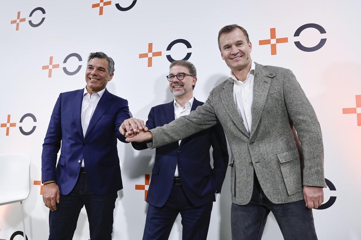 El consejero delegado de Orange-MásMóvil, Meinrad Spenger (d), posa junto al director general de operaciones, Germán López (i), y el director financiero, Ludovic Pech (c), durante la presentación de la nueva compañía que ha echado a andar tras su fusión en Pozuelo de Alarcón, Madrid, este miércoles.