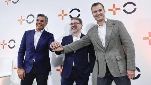 El consejero delegado de Orange-MásMóvil, Meinrad Spenger (d), posa junto al director general de operaciones, Germán López (i), y el director financiero, Ludovic Pech (c), durante la presentación de la nueva compañía que ha echado a andar tras su fusión en Pozuelo de Alarcón, Madrid, este miércoles.