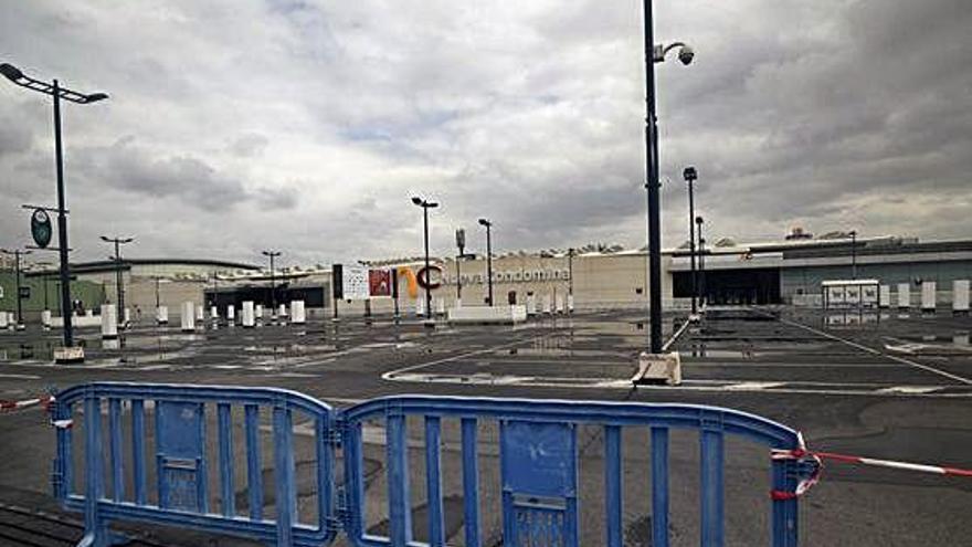 Establecimientos cerrados en el centro comercial Nueva Condomina de Murcia.