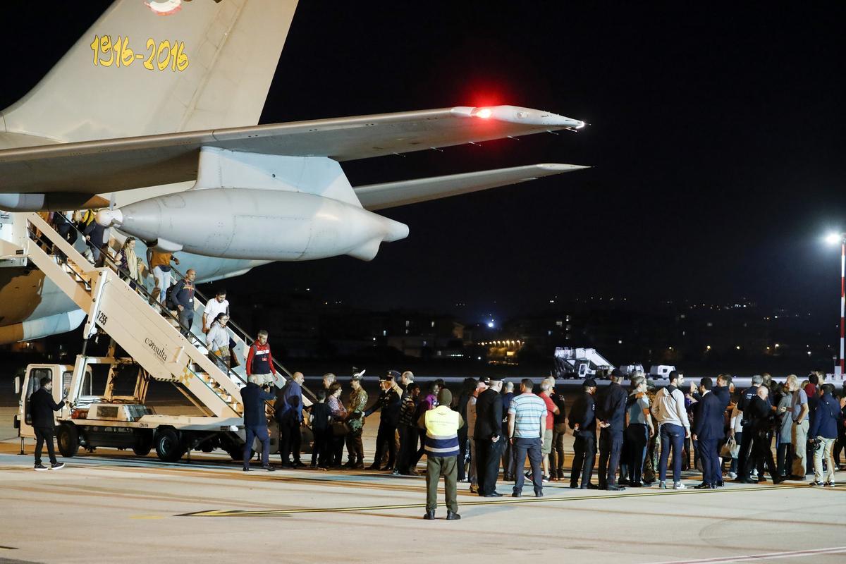 Ciudadanos italianos evacuados de Sudán llegan al aeropuerto militar de Ciampino, en Roma.