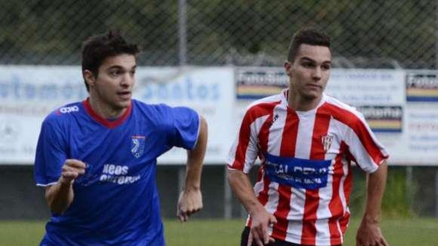 Cristian controla un balón ante un jugador del Céltiga. // Brais Lorenzo
