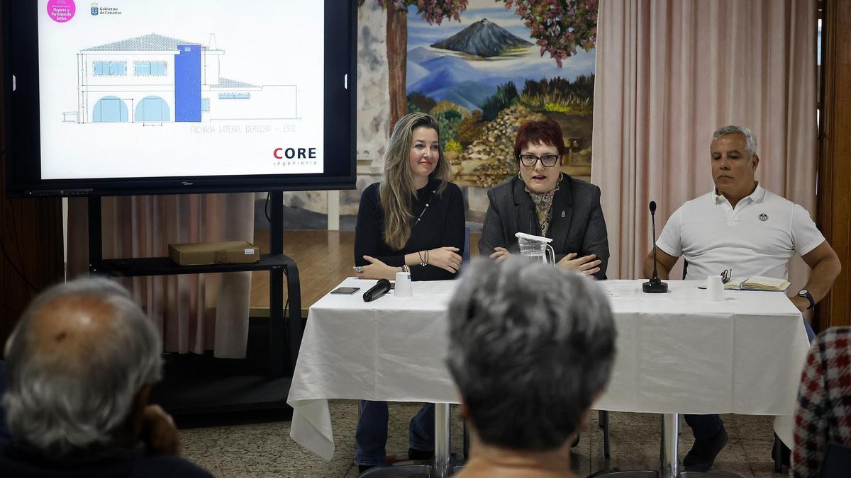 La directora general de Mayores, la consjera de Bienestar Social y el ingeniero que redactó el proyecto durante la presentación