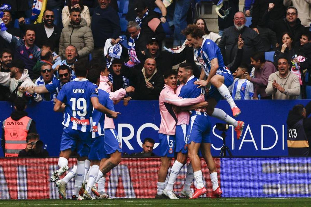 El delantero del RCD Espanyol Roberto celebra su gol ante el Athletic Club