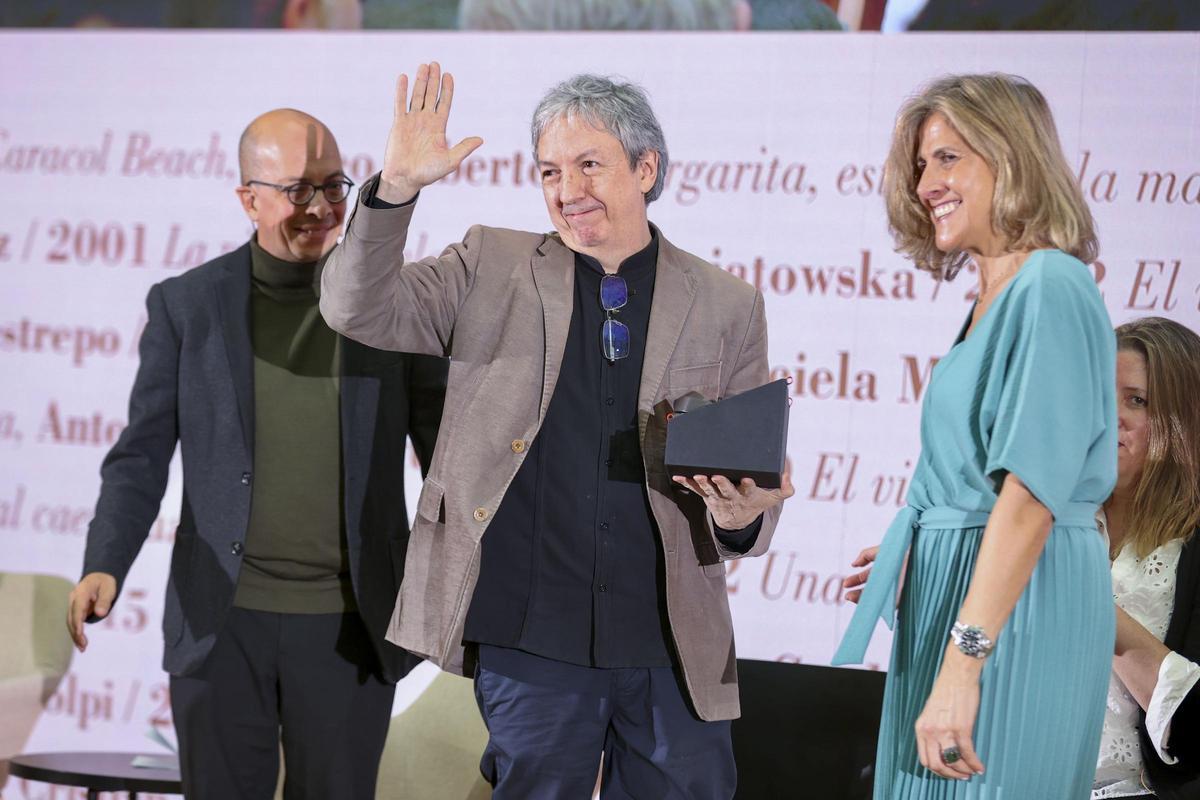 David Toscana, en el centro, recibe el Premio Alfaguara de Novela de manos de Núria Cabutí, consejera delegada de Penguin Random House Grupo Editorial, y en presencia de Jorge Volpi, presidente del jurado, el pasado martes 27 de enero.