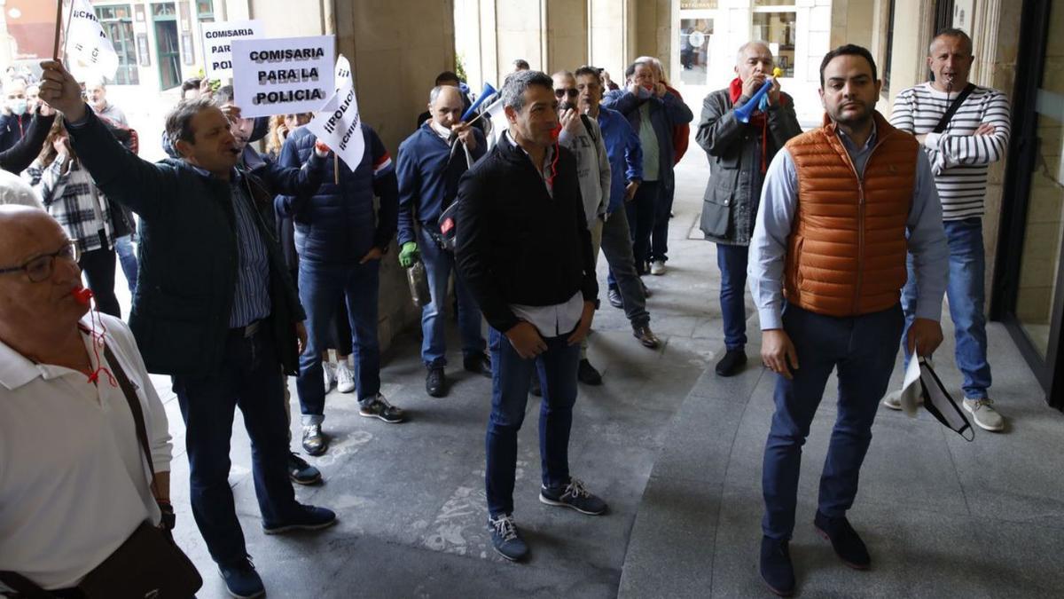 Jose Manuel Queipo, de USIPA, rodeado de sus compañeros antes de su intervención en el Pleno.