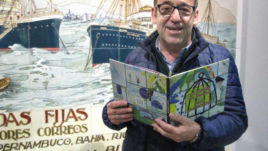 Senén Vaamonde, hermano de Suso, muestra el libro-disco en FARO de VIGO. // H.S.