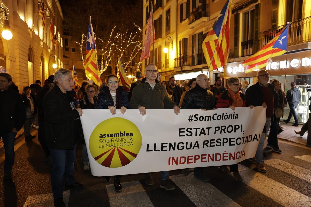 Más de un millar de personas marchan por el centro de Palma para reivindicar una Mallorca antifascista y en catalán