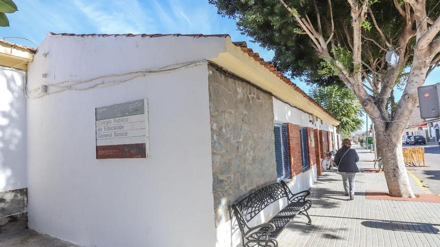 Las familias rechazan que sus hijos dejen el colegio de Heredades de Almoradí ante el anuncio de supresión del servicio de transporte escolar