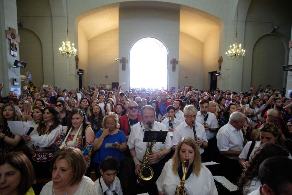 La imagen de San Antón vuelve a presidir el altar mayor de la iglesia de Santa Ana.