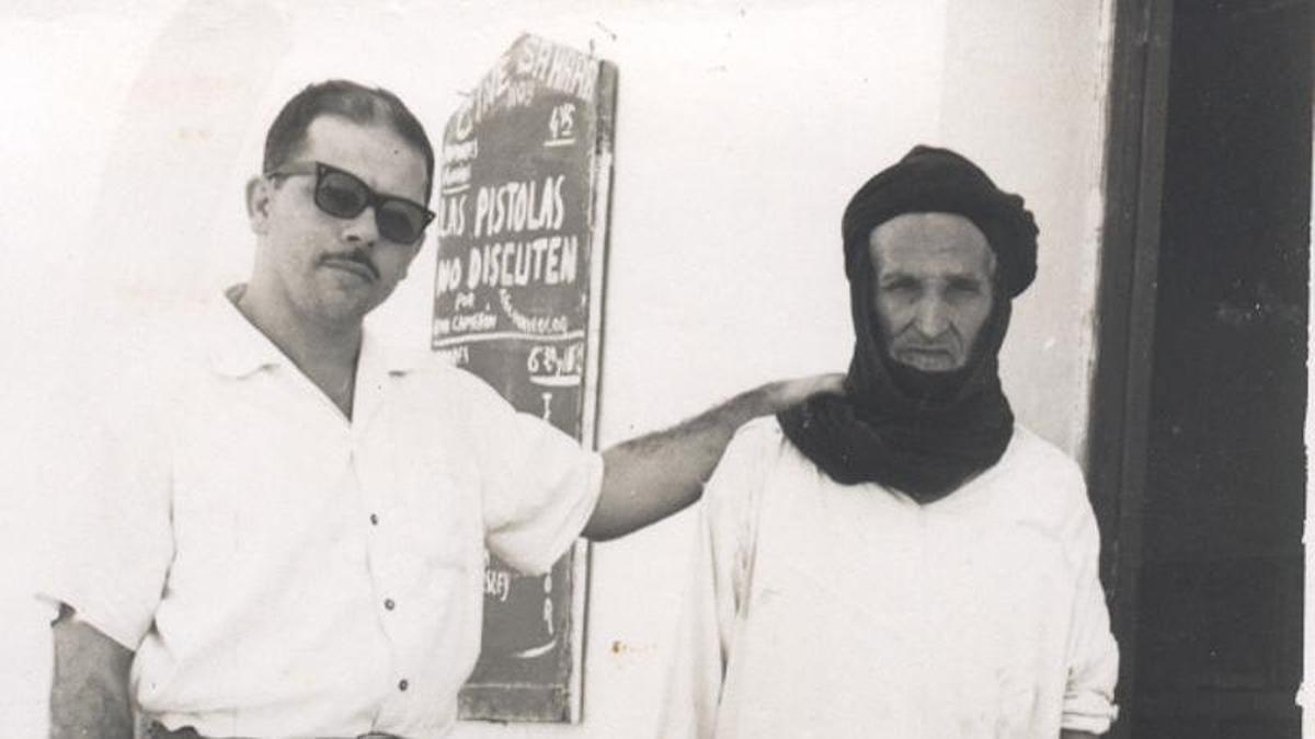 Antonio el hamaquero de Las Canteras de joven Villa Cisneros con un amigo saharaui.