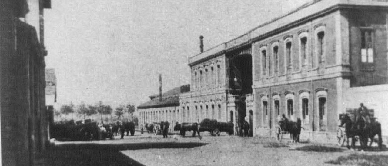 Entrada principal de la fábrica de vidrio Gijón Fabril.