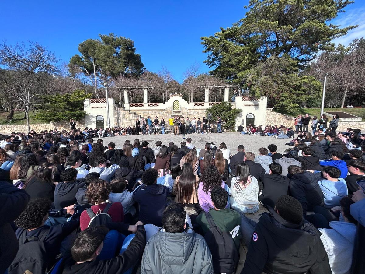 Els alumnes de Batxillerat reunits en el passeig Nou de Figueres