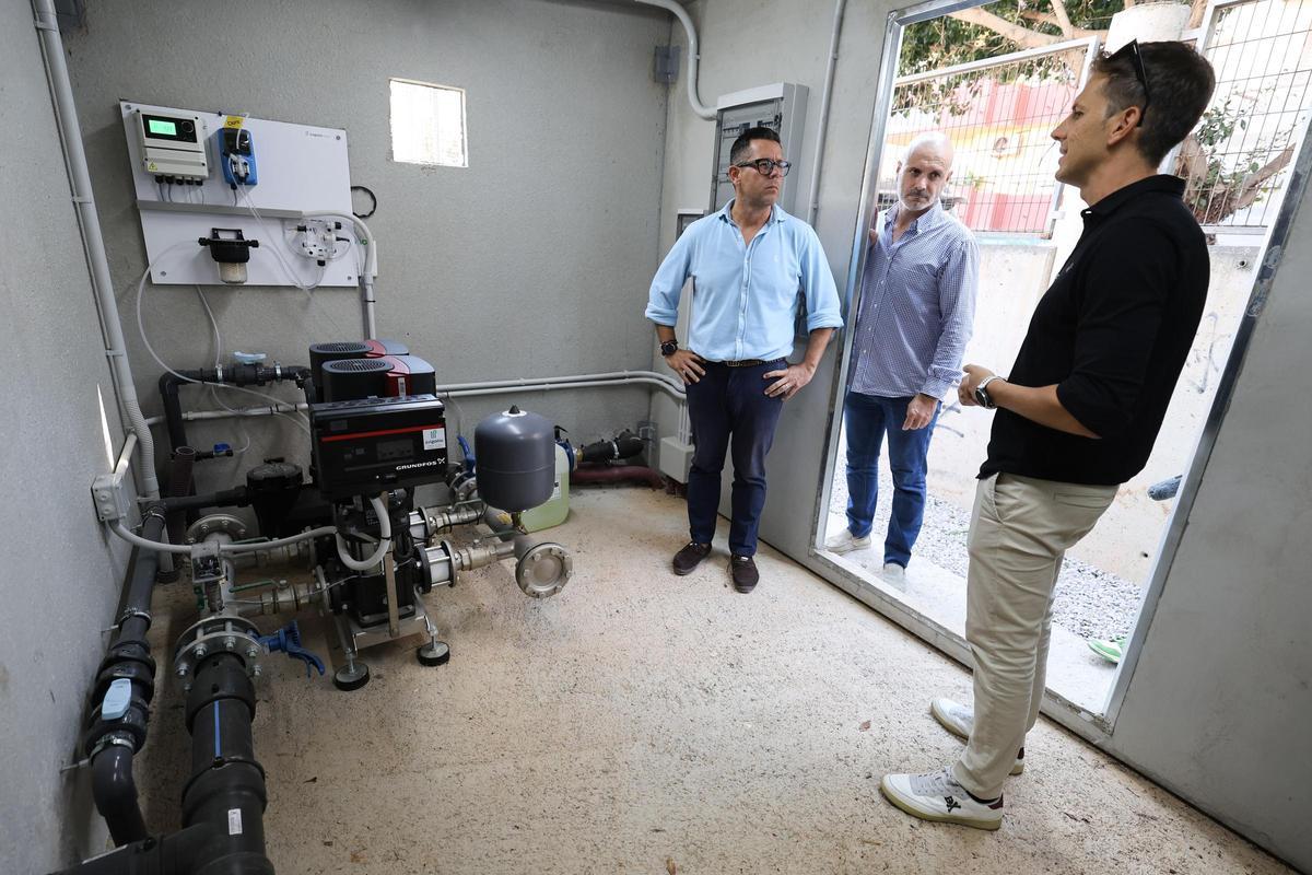 El responsable de Aqualia muestra el depósito a Triguero y Grivé