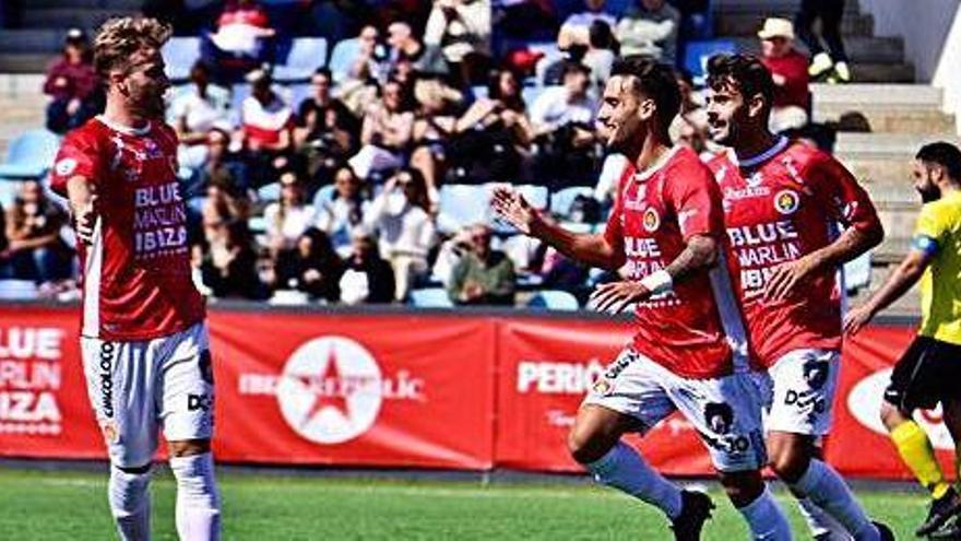 Terán celebra el primer gol que le endosó ayer al Llosetense en el estadio Can Misses.