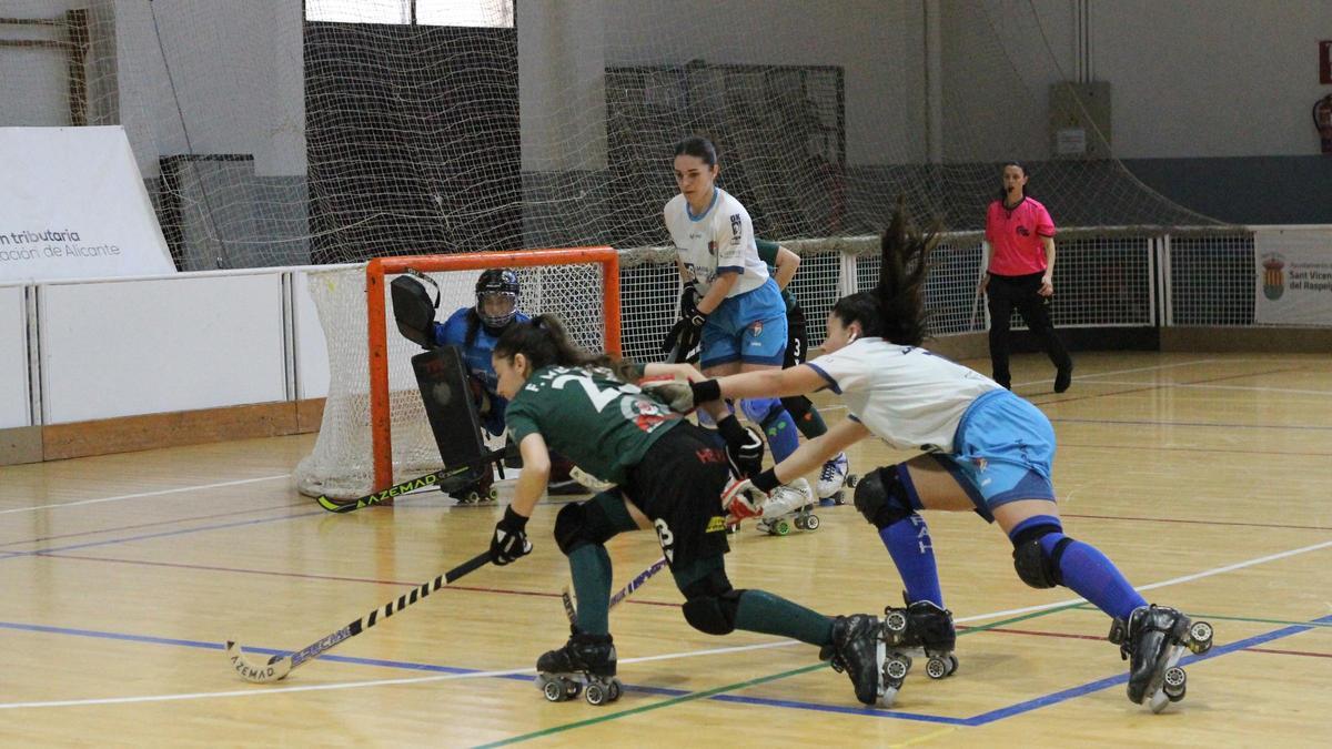 Efe Muñoz conduce la bola en la jugada del segundo gol del Marineda frente al Alcalá en la final.