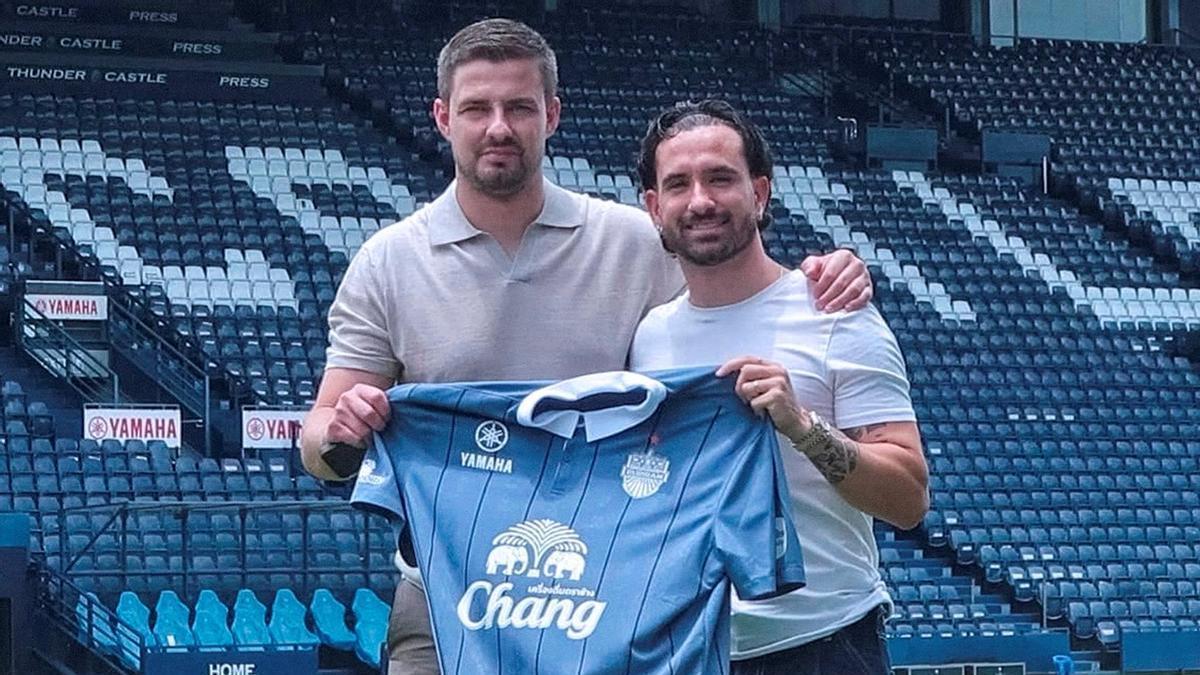 Sebas Moyano, con la camiseta de su nuevo club, el Buriram United.