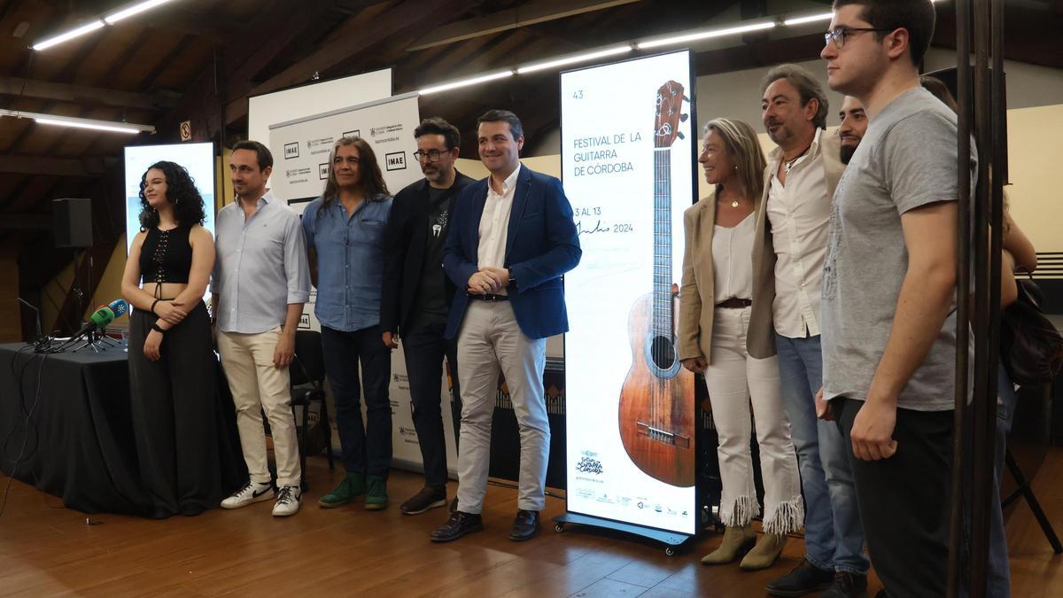 Presentación del Festival de la Guitarra, con el alcalde, la concejala de Cultura y algunos de los artistas que participarán en esta edición.