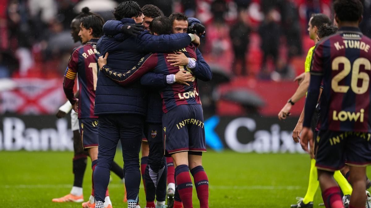 Los jugadores del Levante celebran el gol de Iker Losada.