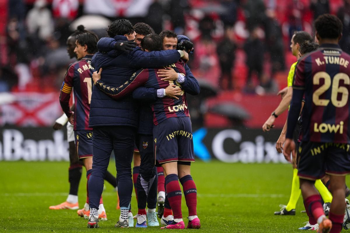 Los jugadores del Levante celebran el gol de Iker Losada.