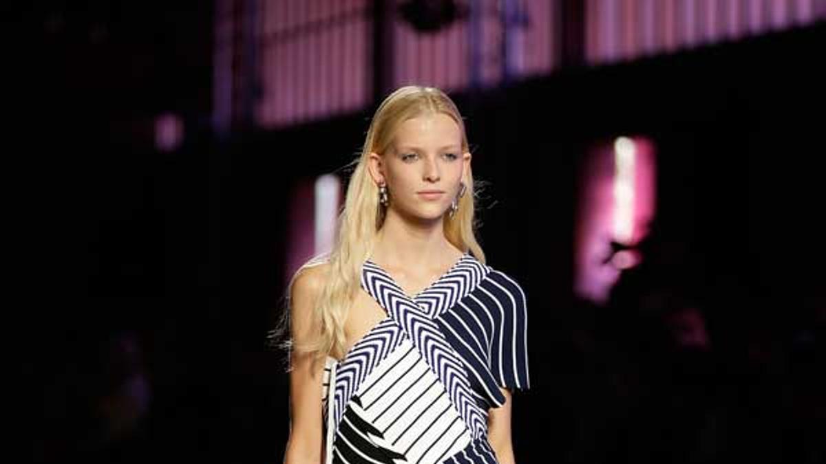 MBFWMILAN PV16: Emilio Pucci desfile en una fábrica de papel abandonada