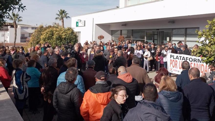 Medio millar de personas se concentran en Alameda para pedir una atención sanitaria “justa”