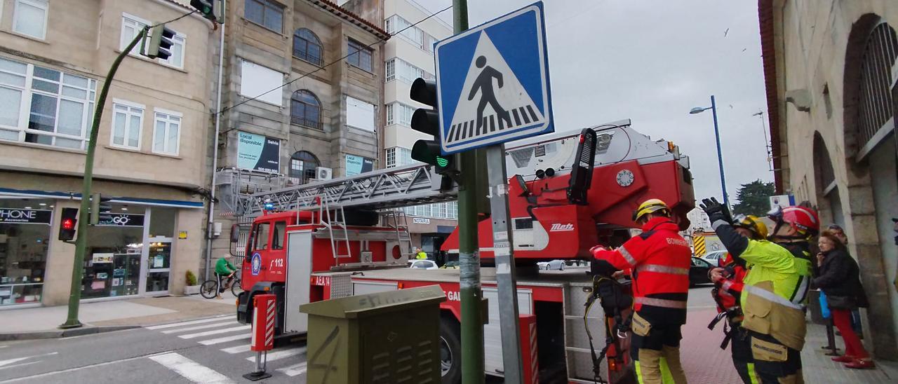 Intervención de los bomberos en el edificio de Cambados