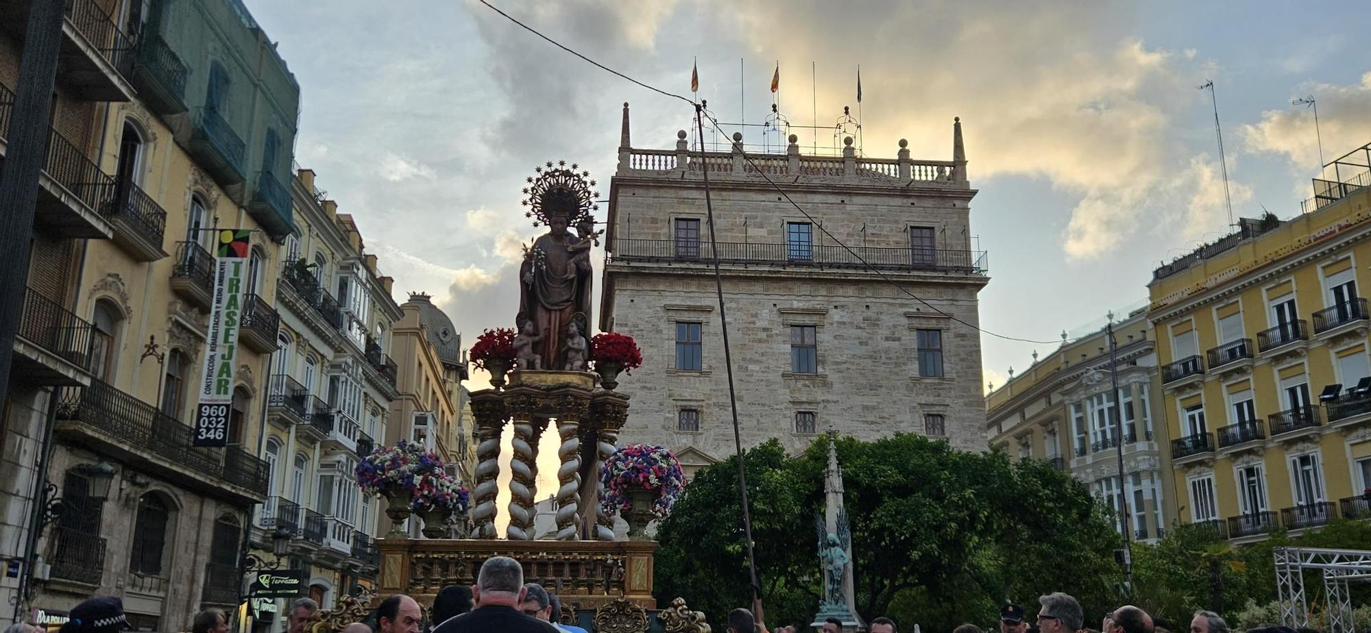 Así ha sido el traslado de las Rocas del Corpus a la Plaza de la Virgen