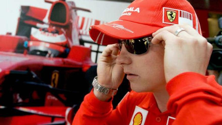 El piloto finlandés de Fórmula 1, Kimi Raikkonen, del equipo Ferrari se pone sus gafas de sol en su &quot;motorhome&quot; del circuito de Montecarlo.