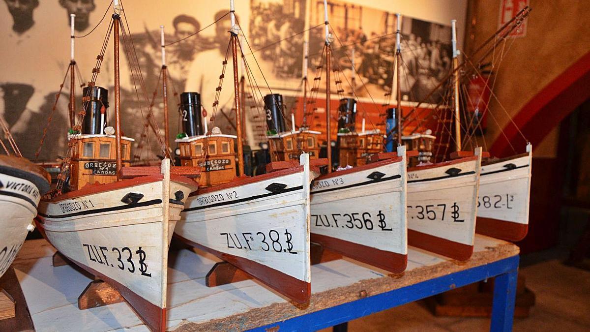 Algunas de las maquetas de los barcos que podían verse en los años treinta en el muelle de Candás. | Borja García