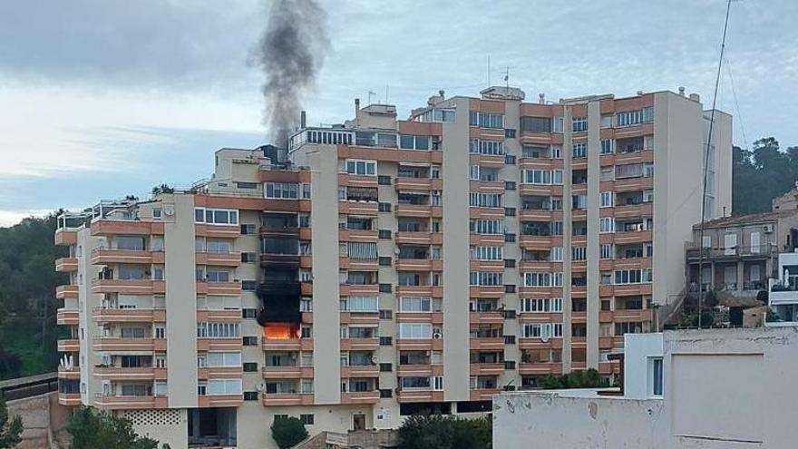 Dos heridos y decenas de desalojados por el incendio que ha arrasado dos pisos en El Terreno