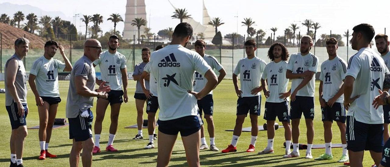 Los jugadores de la selección olímpica española, durante un entrenamiento en las instalaciones del Hotel Villa Aitana de Benidorm.  | RFEF