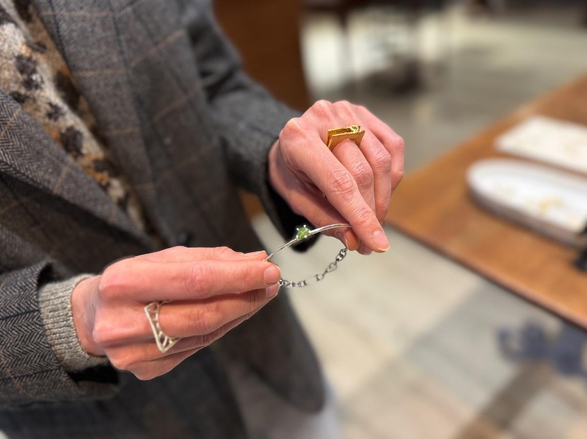 La artesana Jessica Janke muestra una de sus creaciones.