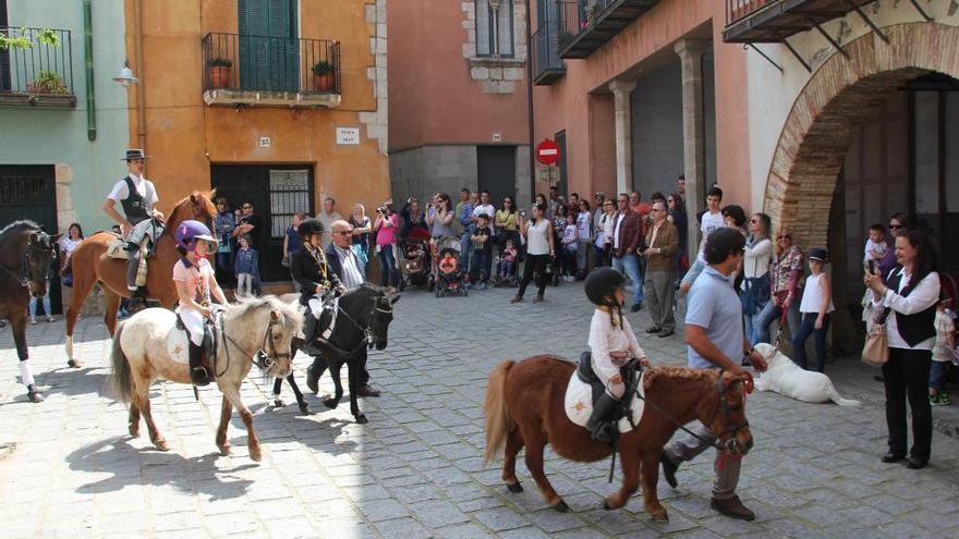 La desfilada de la Cavallada per la plaça Gran de Peralada.