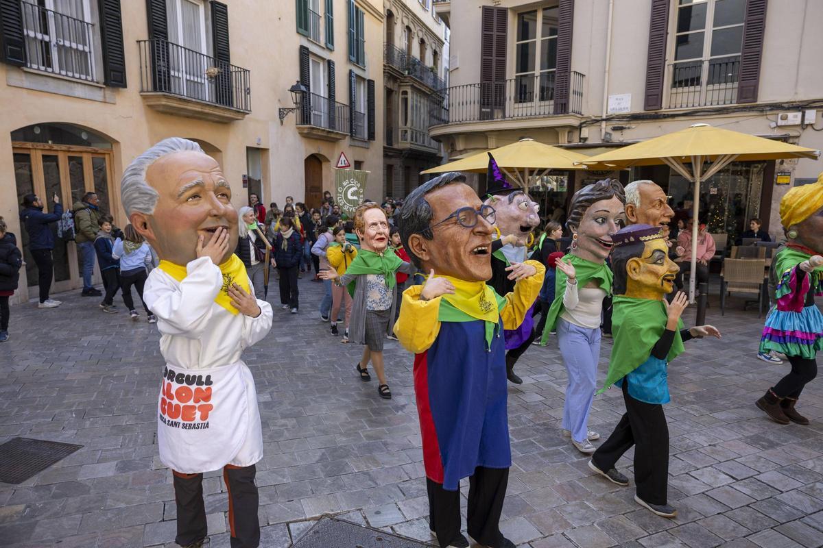 Orgull Llonguet – erkennbar an den gelben Halstüchern – ist eine der ältesten Bruderschaften. Grüne Halstücher trägt die Confraria de Sant Sebastià.