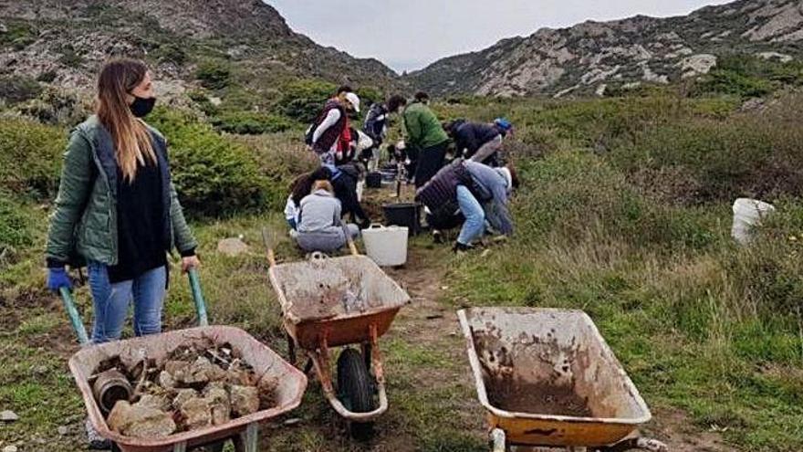 Els voluntaris retirant deixalles del cap de Creus.