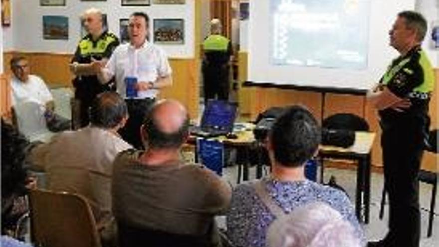 Un moment de la sessió de la policia al local dels veïns de Ca la Guidó.