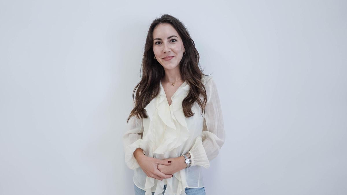 Claudia Martín, coordinadora del programa, es la encargada de acompañar a las pequeñas empresas de la provincia de Cáceres en su nuevo rol como formadoras de talento.